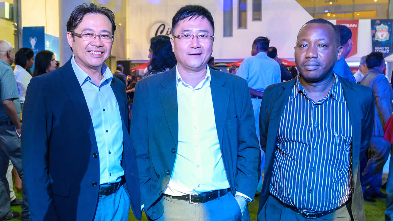 Johnny Wan, General Manager for Stuttgart Motors, FCA & ABC BPO, Patrick Hun, Business Unit Manager, chez ABC Motors et Maina John, Operations Manager à Kenyon Limited.