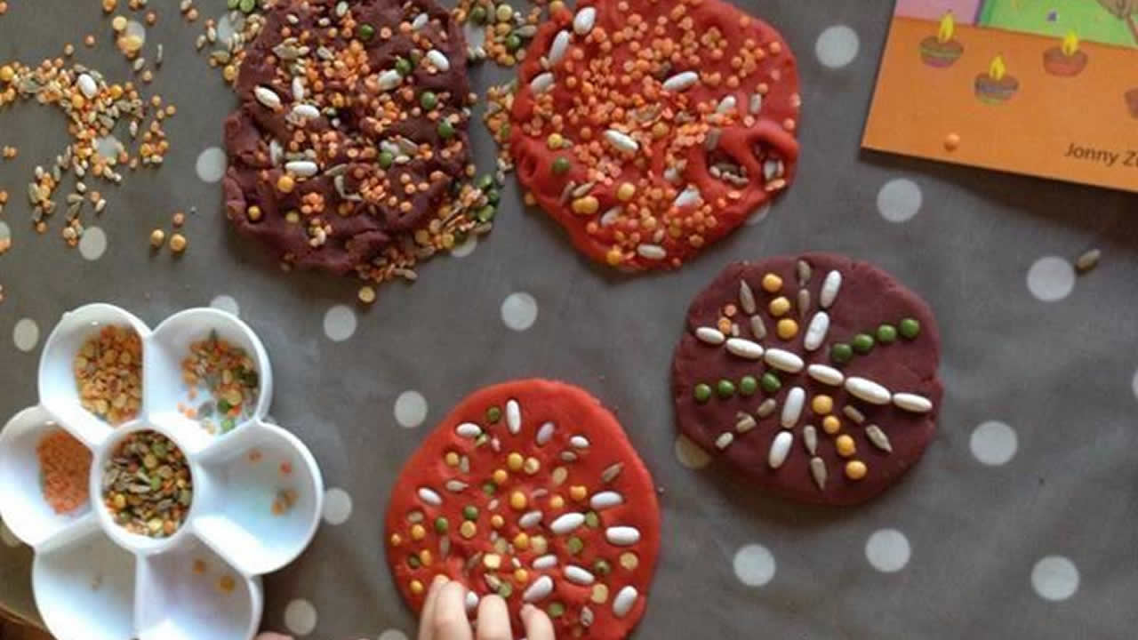 A l’approche de Divali Just Crafting vous invite à un atelier de Divali et un atelier Halloween pour les enfants aussi bien que pour les parents.