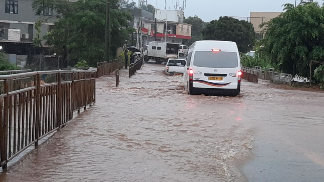 Pluies torrentielles : des torrents d’eau boueuse envahissent des routes à Albion et Gros Cailloux