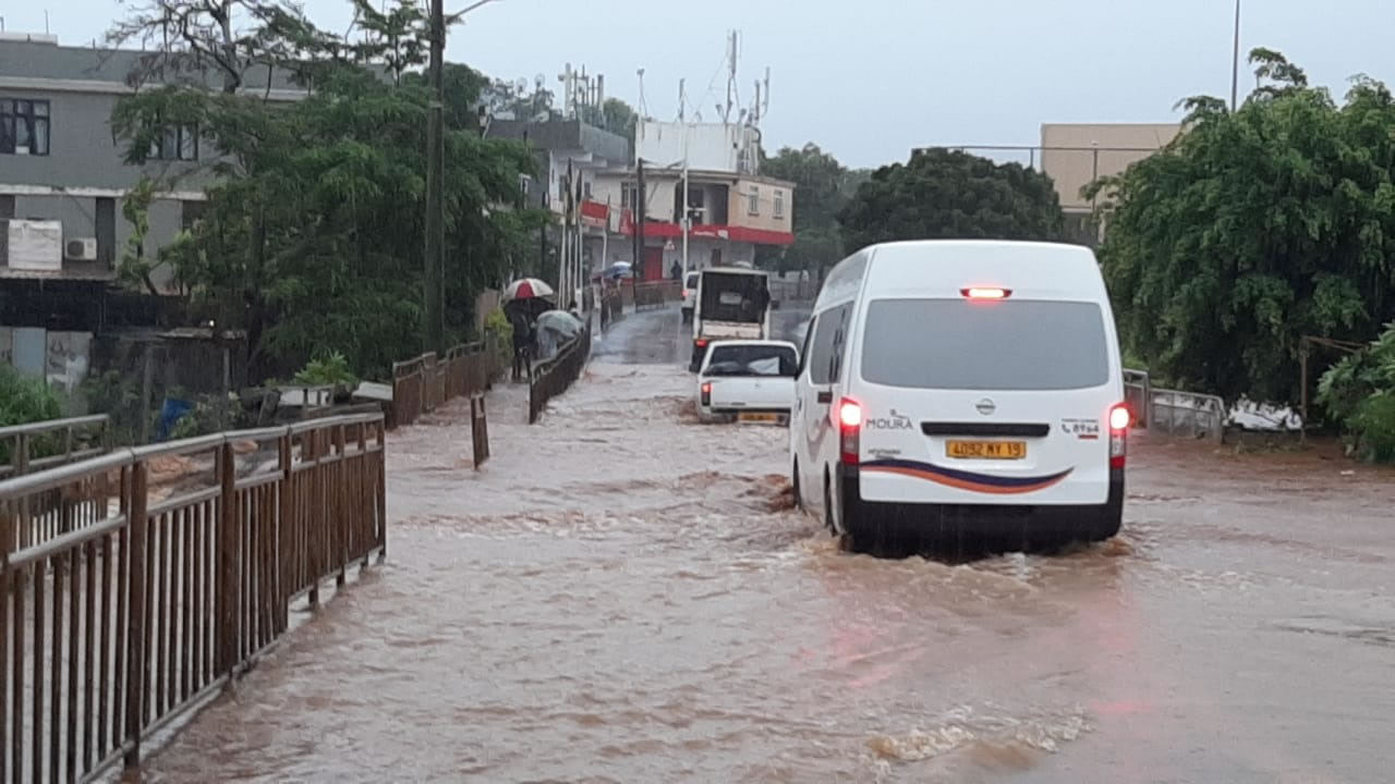 Pluies torrentielles : des torrents d’eau boueuse envahissent des routes à Albion et Gros Cailloux