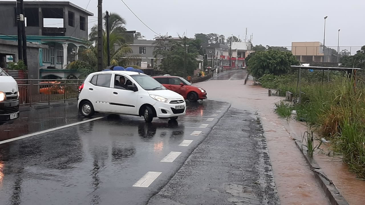 Pluies torrentielles : des torrents d’eau boueuse envahissent des routes à Albion et Gros Cailloux