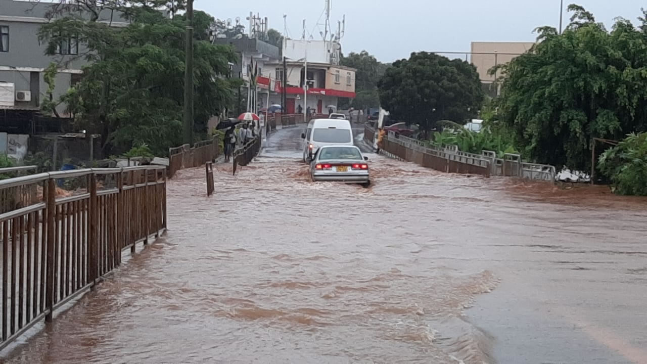 Pluies torrentielles : des torrents d’eau boueuse envahissent des routes à Albion et Gros Cailloux