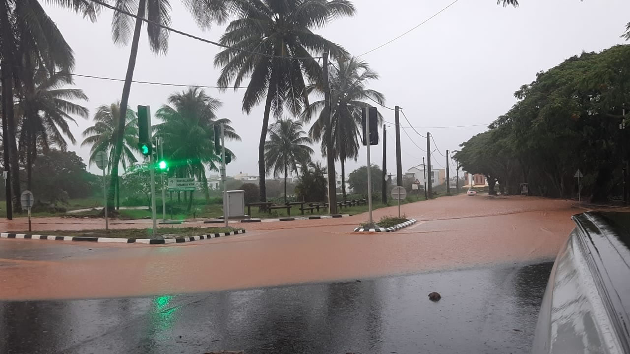 Pluies torrentielles : des torrents d’eau boueuse envahissent des routes à Albion et Gros Cailloux