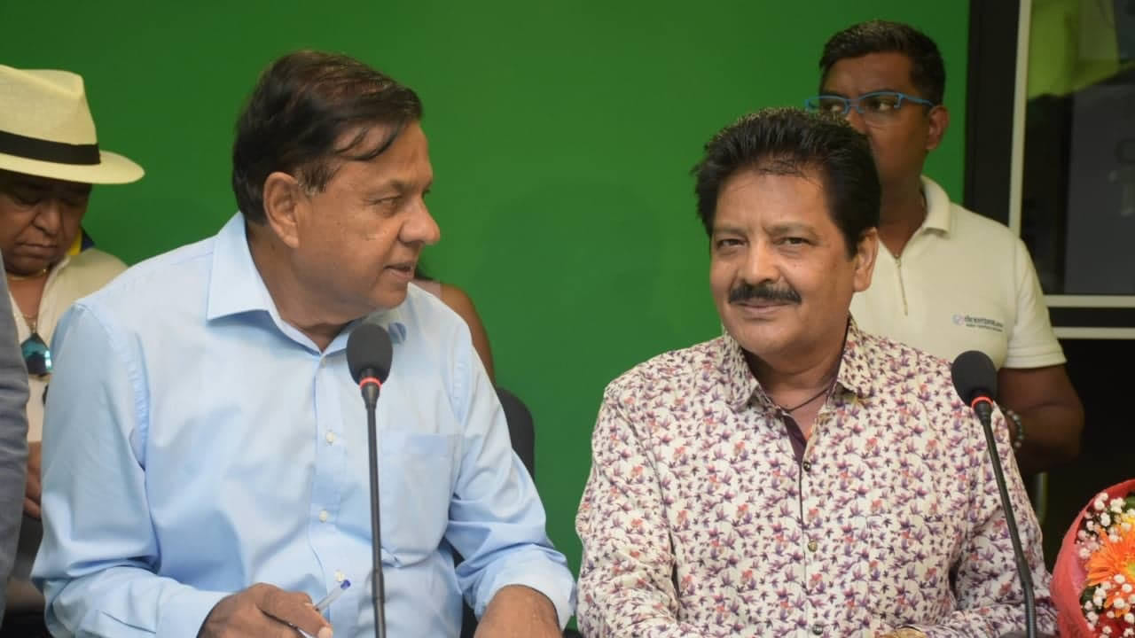 Udit Narayan a été reçu dans l’émission « Au Cœur de l’info ». 