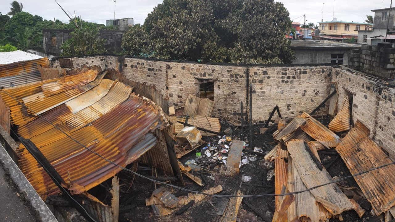 La maison composée de pierres, de tôles ondulées et de poteaux en bois a été ravagée par les flammes.