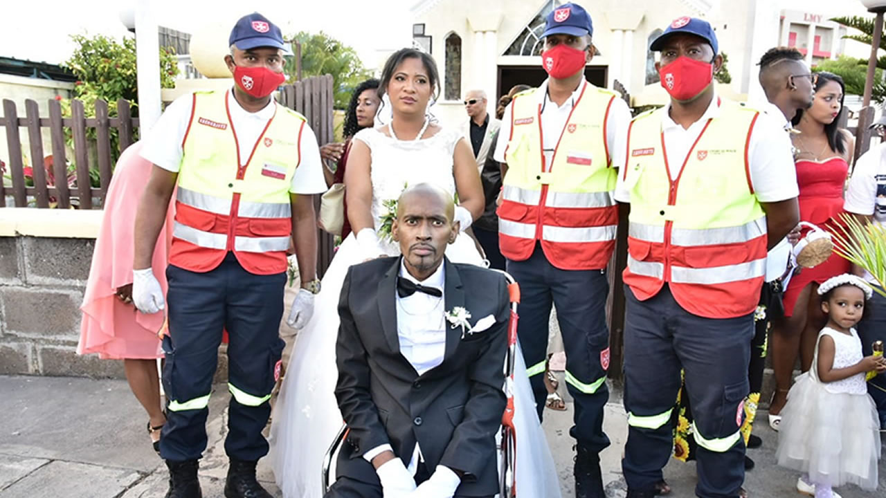 Le couple souhaite remercier les ambulanciers de l’Ordre de Malte, qui étaient présents durant toute la soirée, et la Global Rainbow Foundation pour le fauteuil roulant.