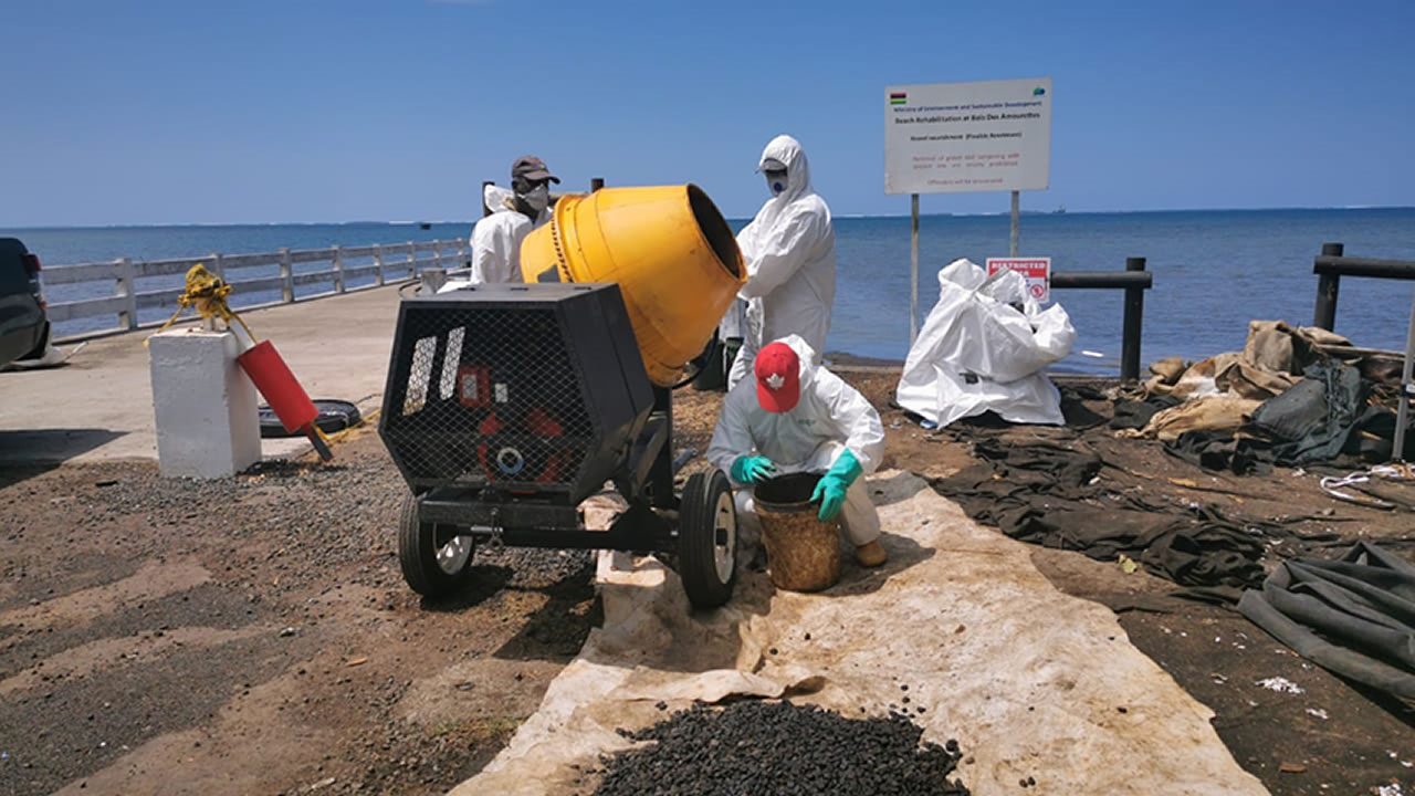 Technique de brassage utilisée par Le Floch Dépollution pour nettoyer les graviers incrustés d’hydrocarbures.