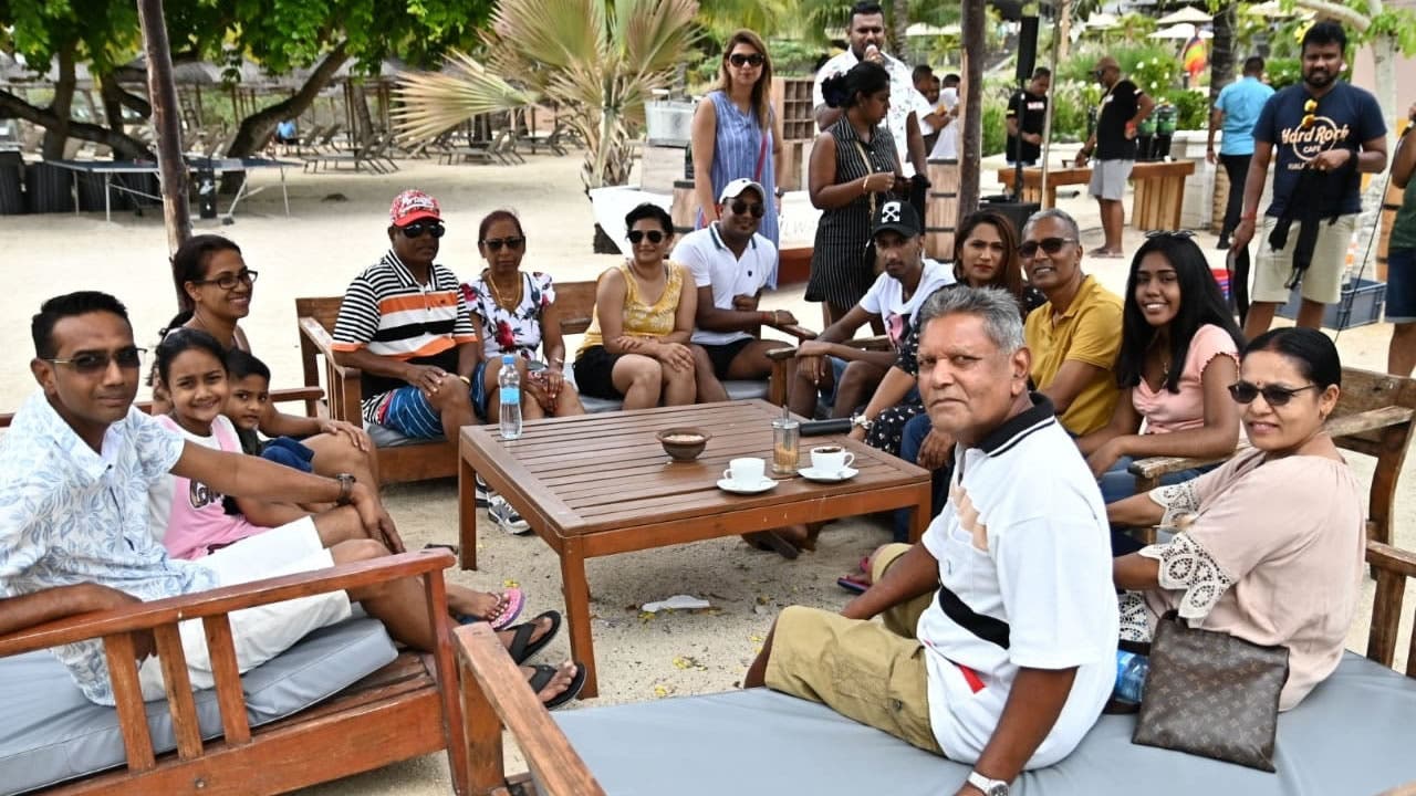 Les cinq couples et leurs enfants ayant participé au premier jeu ‘Search your husband’ après avoir ‘check-in’ à Zilwa Attitude, le jeudi 24 décembre.