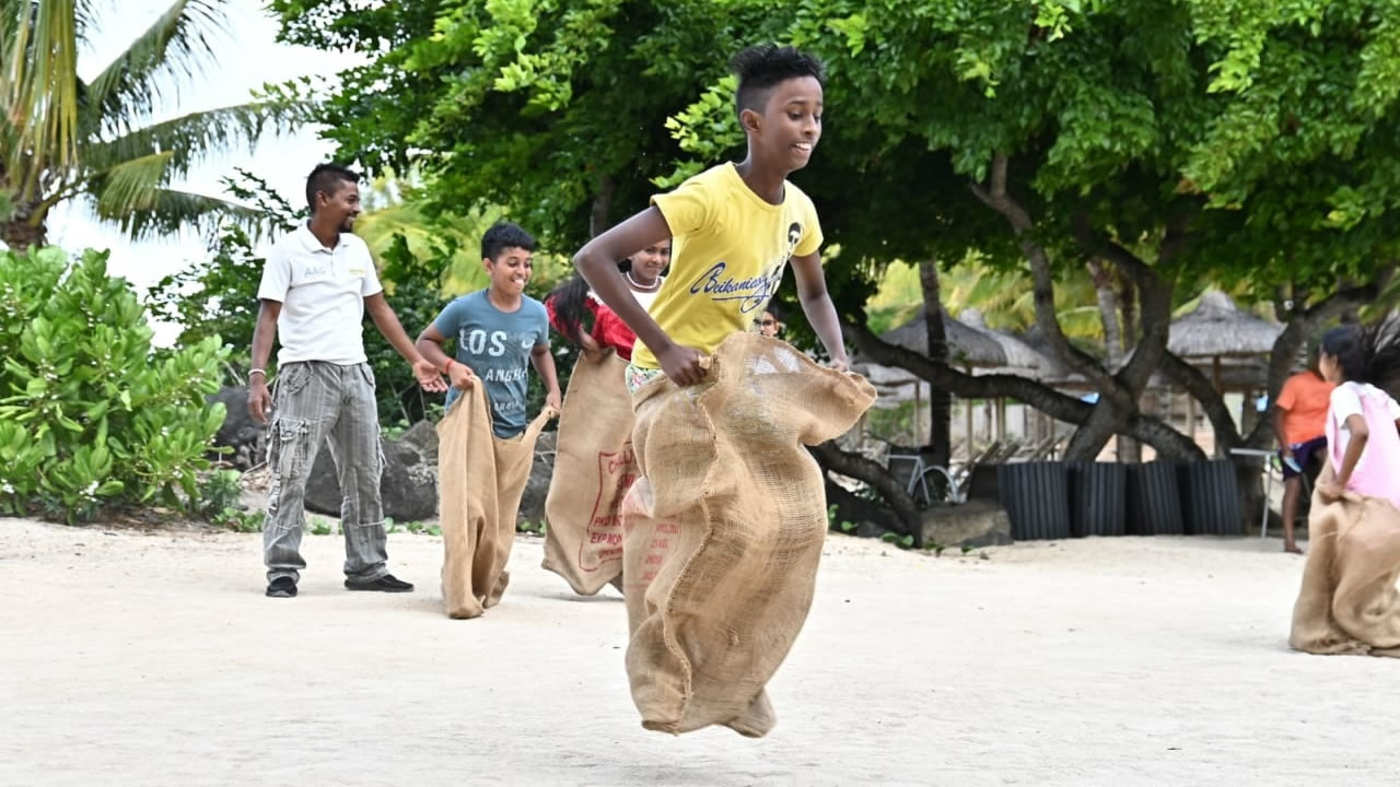 Rishikessen Poovecolan (t-shirt jaune), 12 ans, a remporté le jeu ‘saute dan goni’.