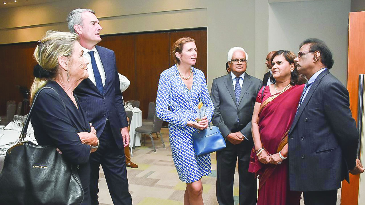 L’ambassadeur de France à Maurice, en compagnie du président de la République par interim et le Chairman du Media Trust.