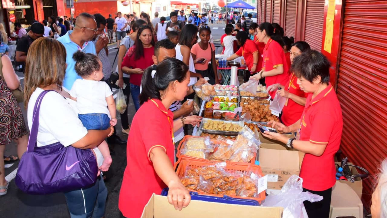 Les délices sucrés et salés de la gastronomie chinoise attirent les visiteurs.