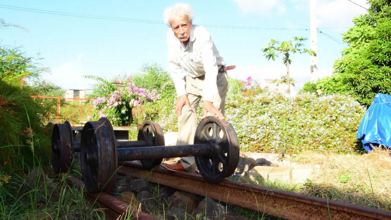 Tristan Bréville posant fièrement devant les rails qu’il conserve précieusement.