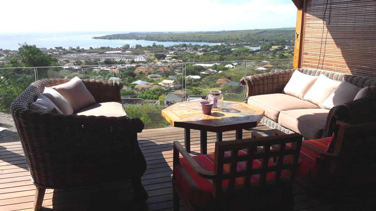 Terrasse avec vue imprenable sur la mer.