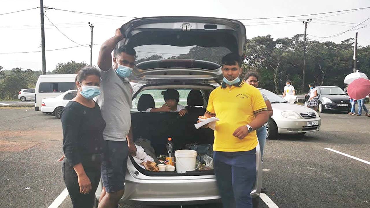 Ritesh et sa famille ont fait une virée dans leur nouvelle voiture.