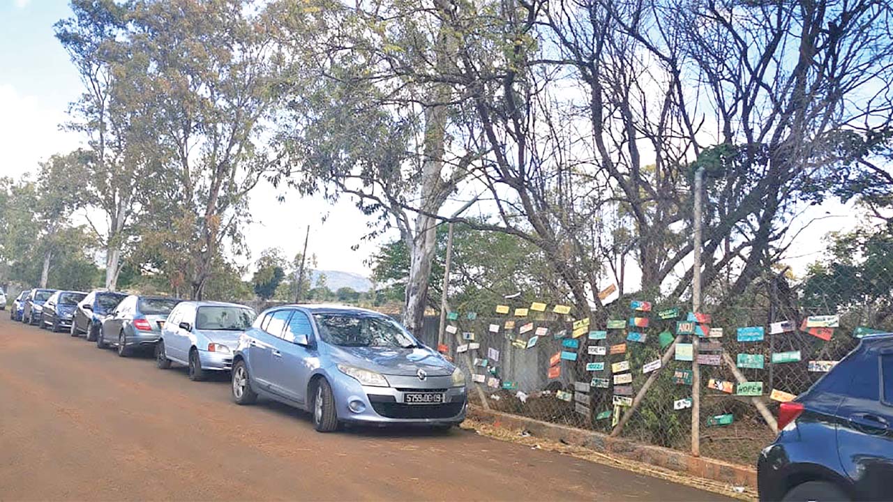 Longue file de voitures au Phare d’Albion.  Les restrictions actuelles n’ont pas découragé des Mauriciens qui cherchent à s’évader.