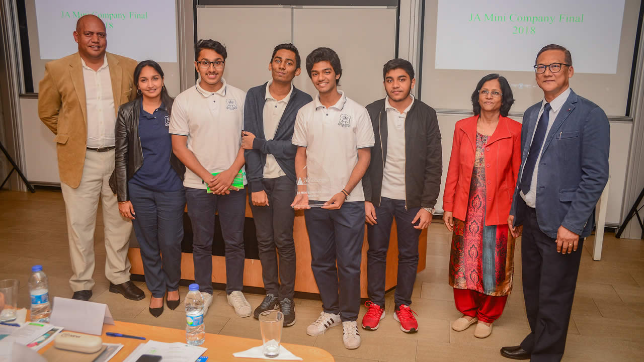 The winning team, students from RCPL, together with their mentor, the rector of RCPL, Mrs. Droupadi Munohur officer at the Ministry of Education zone 4 and Didier Lenette, president of JA Mascareignes. 