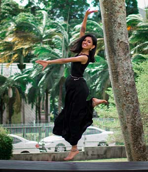 Elle est passionnée par la danse.