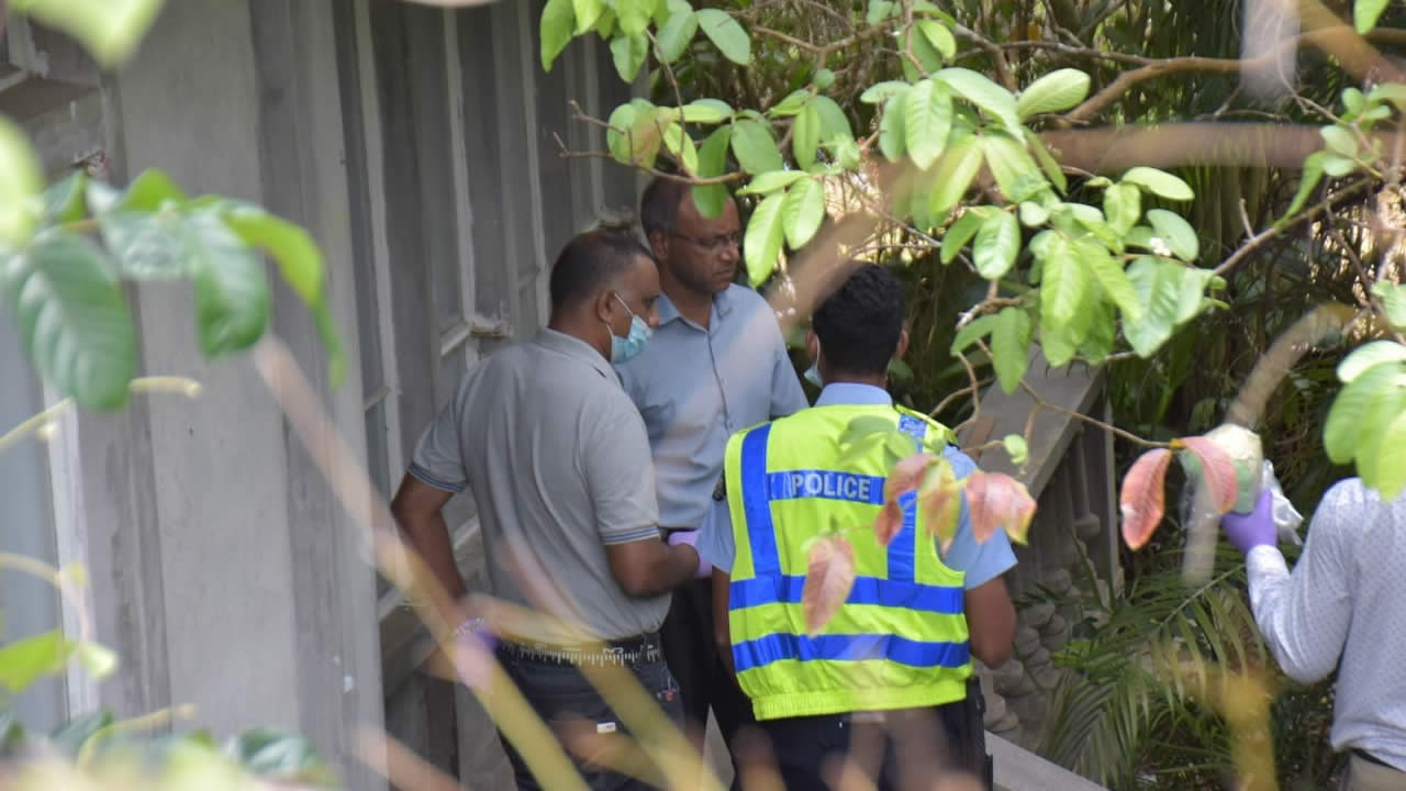 La police de Vacoas est arrivée sur place, mais ils n’ont pu ouvrir  la porte car elle était verrouillée de l’intérieur.