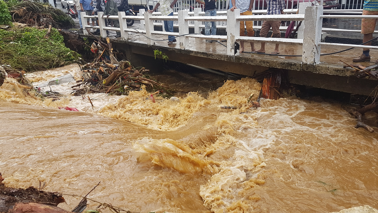 Un pont à Vacoas lors du cyclone Berguitta.