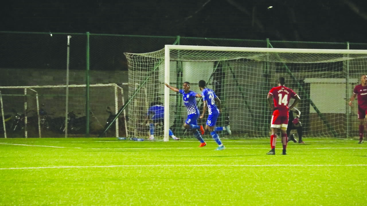 Pamplemousses SC (en bleu) maintient son invincibilité cette saison.