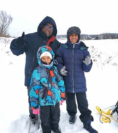  Kevin est parti en Russie avec sa famille.