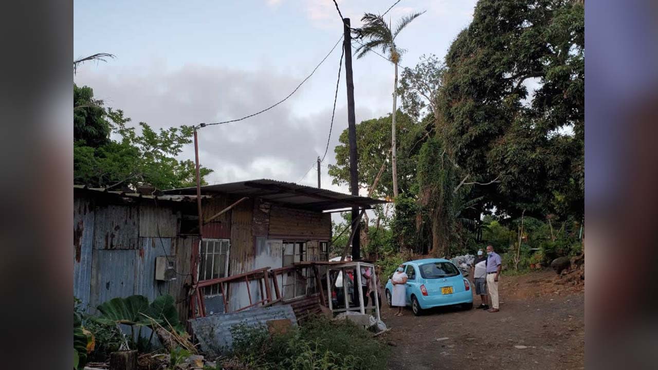 La maison de Valérie. Remarquez qu'il n'y a pas de lampadaire sur le pylône.