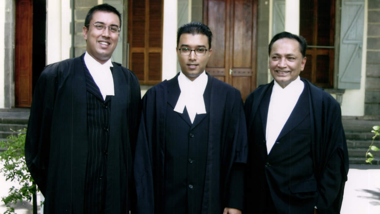 Père et fils posent dans leur robe d’avocat.