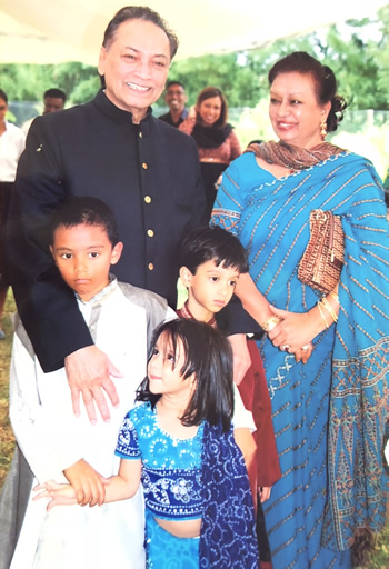 Yousuf et Zeinah Mohamed entourés de quelques-uns de leurs petits-enfants.