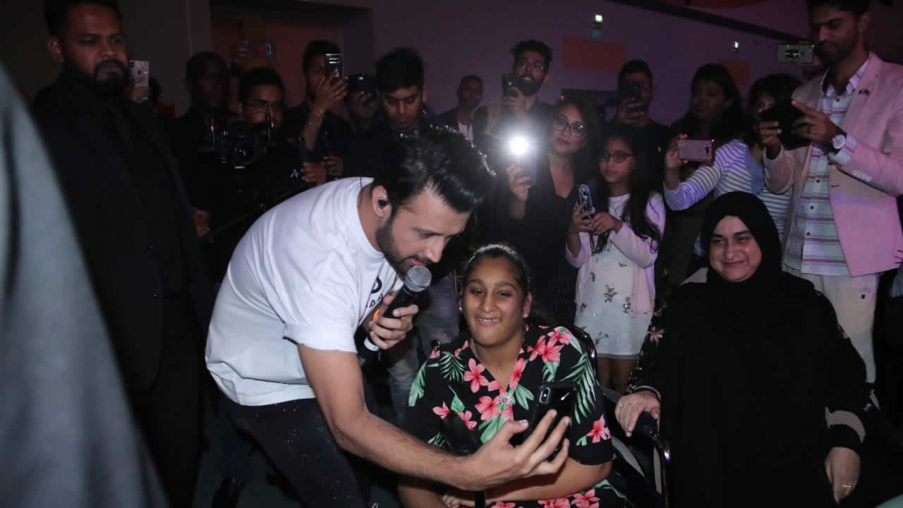 Le chanteur faisant un selfie avec une fan de Plaine-Magnien Shajeeah Ramzan.