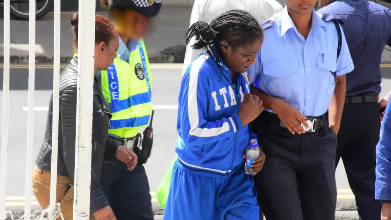 Les deux femmes arrêtées dans cette affaire escortées par des policières.