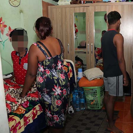 La famille habite dans une seule chambre.