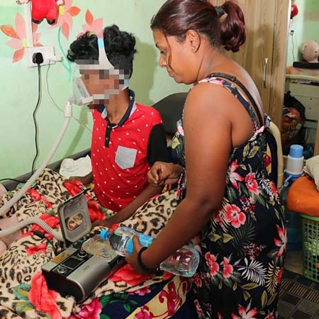 Prateemah a besoin de trois packs d’eau en bouteille pour l’appareil CPAP, par semaine, pour maintenir Rahul en vie. 