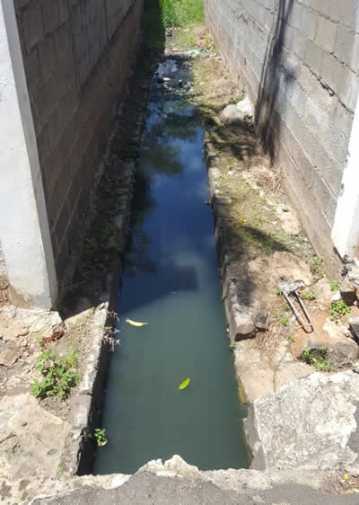 Le caniveau n’a pas de passage pour l’évacuation de l’eau.