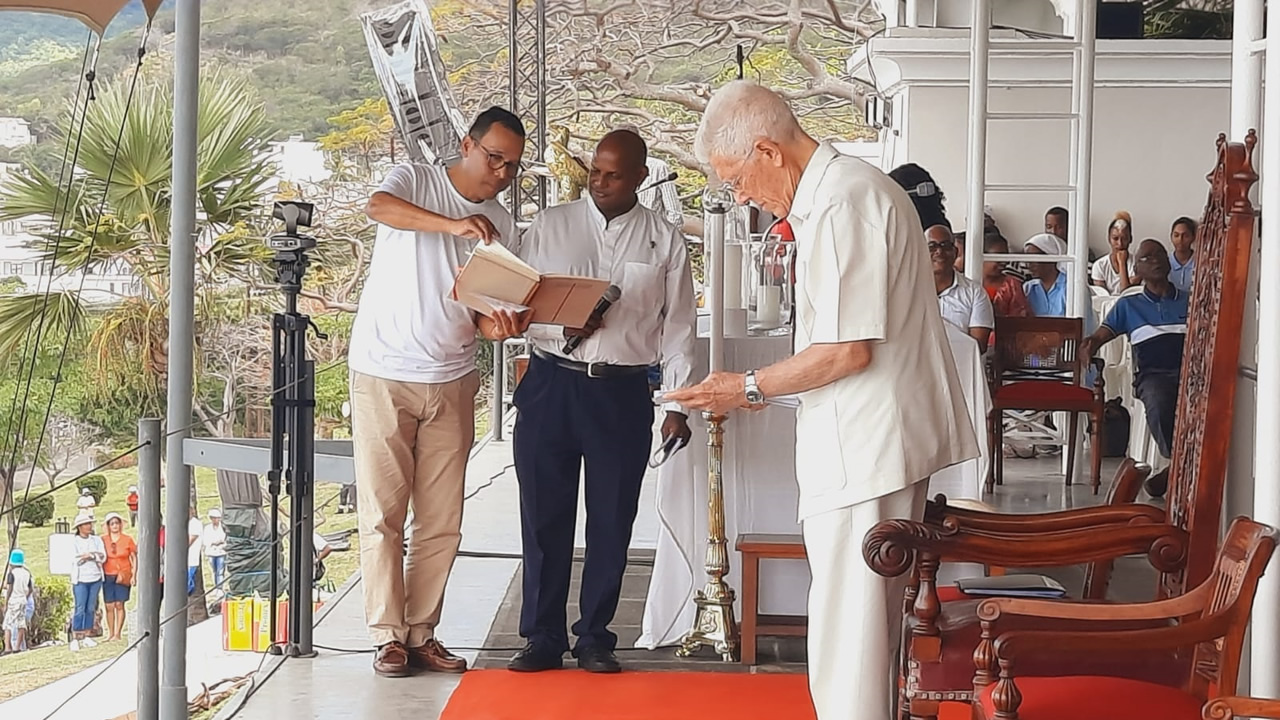 Mgr Durhône suivant les instructions du cérémoniaire, le père Georgy Kenny.