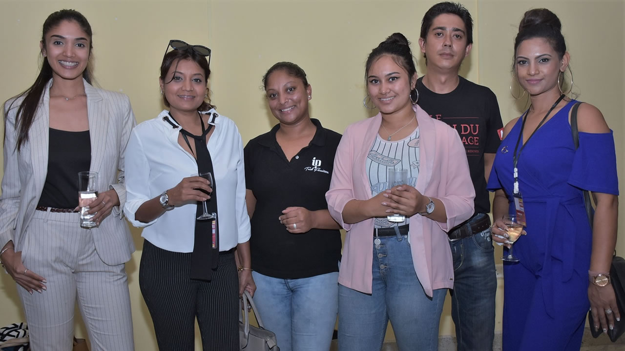 Pritisha Bundhoo, General Manager de IP Teak Furniture, Poonam Kalachand, directrice de Soft Dreams Mattress, Ondine Racoute, Sales Consultant chez IP Teak Furniture, ainsi que Shalini Anmol, directrice de Top Detergent, et sa fille Teeksha.