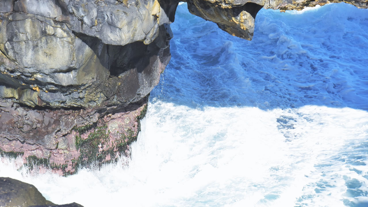 L’eau bleu turquoise se transformant en mousse blanche.