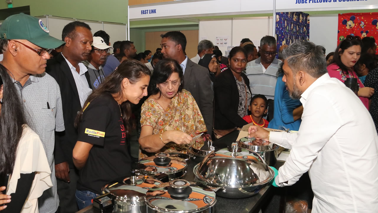 Lady Sarojini Jugnauth était fascinée par les ustensiles. Elle découvre ceux exposés sur le stand de Tectonic en compagnie de Gwendoline de Spéville-Genestar, d’Events Plus. 