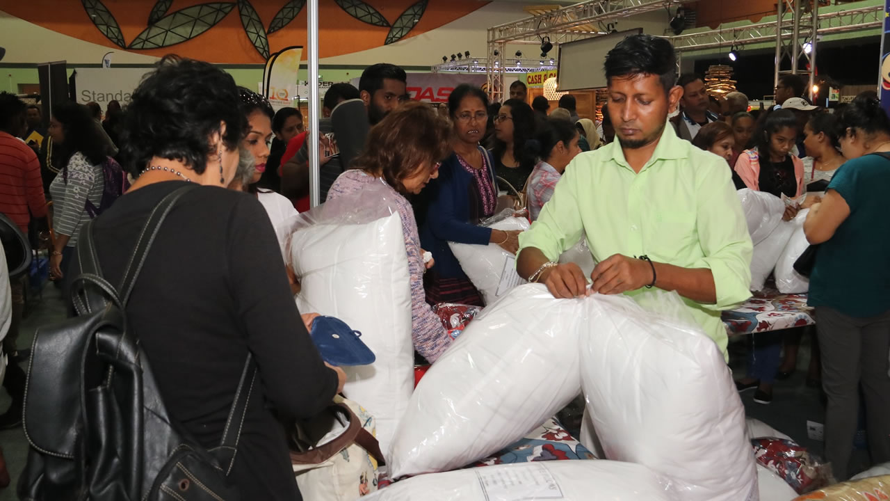 Les visiteurs s’arrachent les oreillers de Jobe Pillows & Cushions.