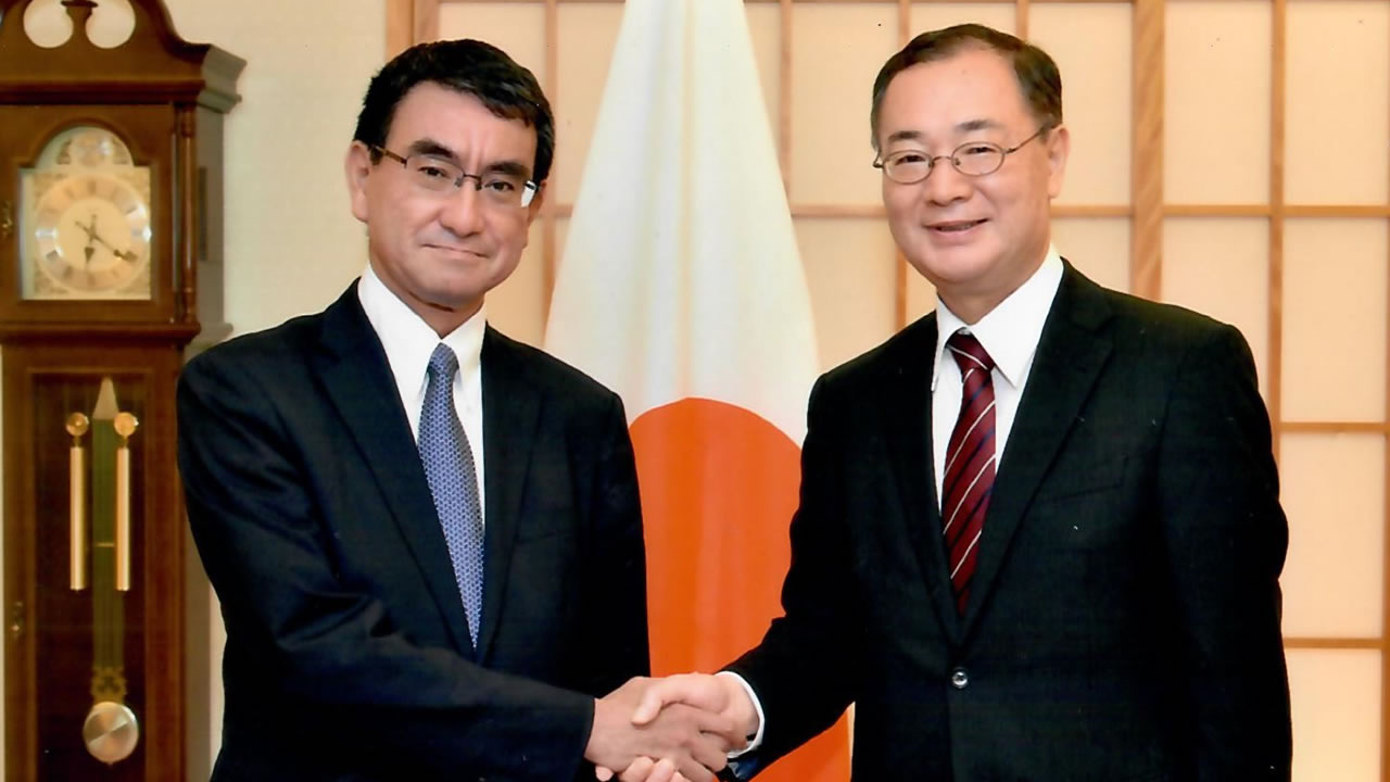 Son Excellence TarōKōno, ministre japonais des Affaires étrangères, félicitant Yoshiharu Kato pour sa nomination au poste d’ambassadeur du Japon à Maurice.