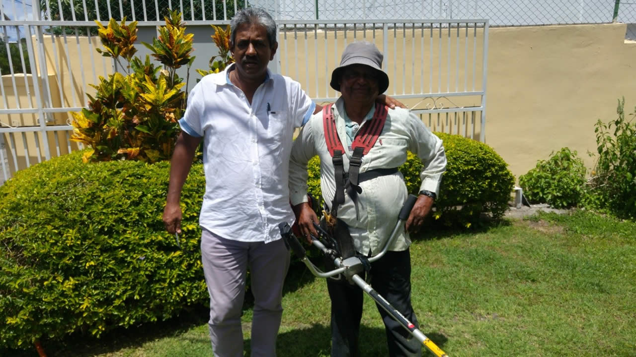 M. Sylvain Collendavelloo et son fidèle jardinier.