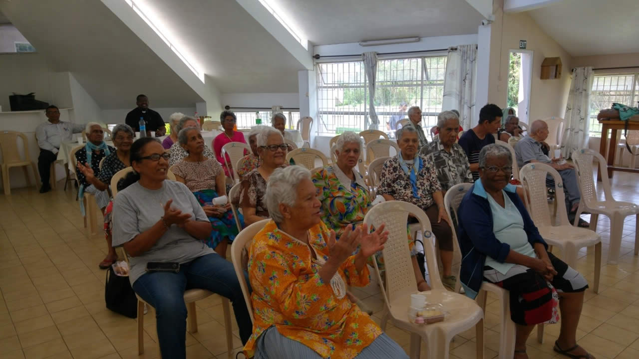 L’assistance applaudit les élèves.