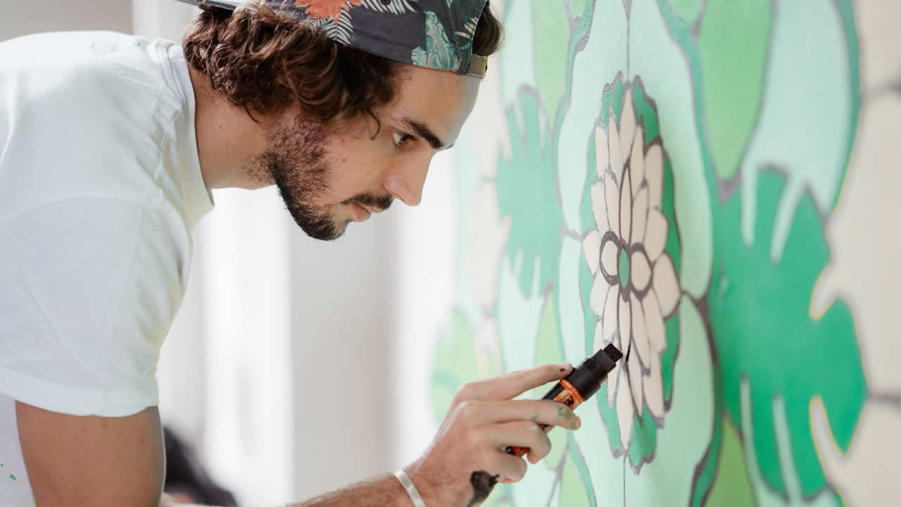 L’artiste Dévid a réalisé jusqu’ici plusieurs œuvres sur les murs de l’île.