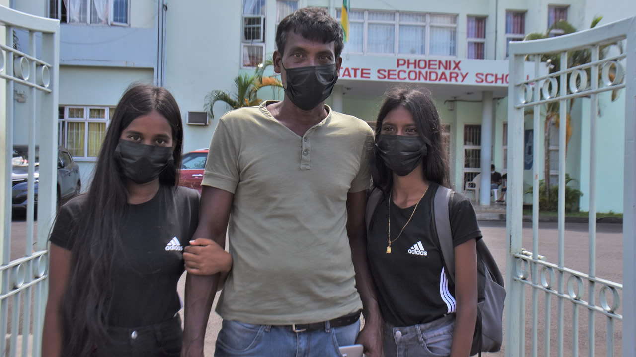 Ashnee, 16 ans, et Oshini, 15 ans, avec leur père Ramdass à la SSS Phœnix.