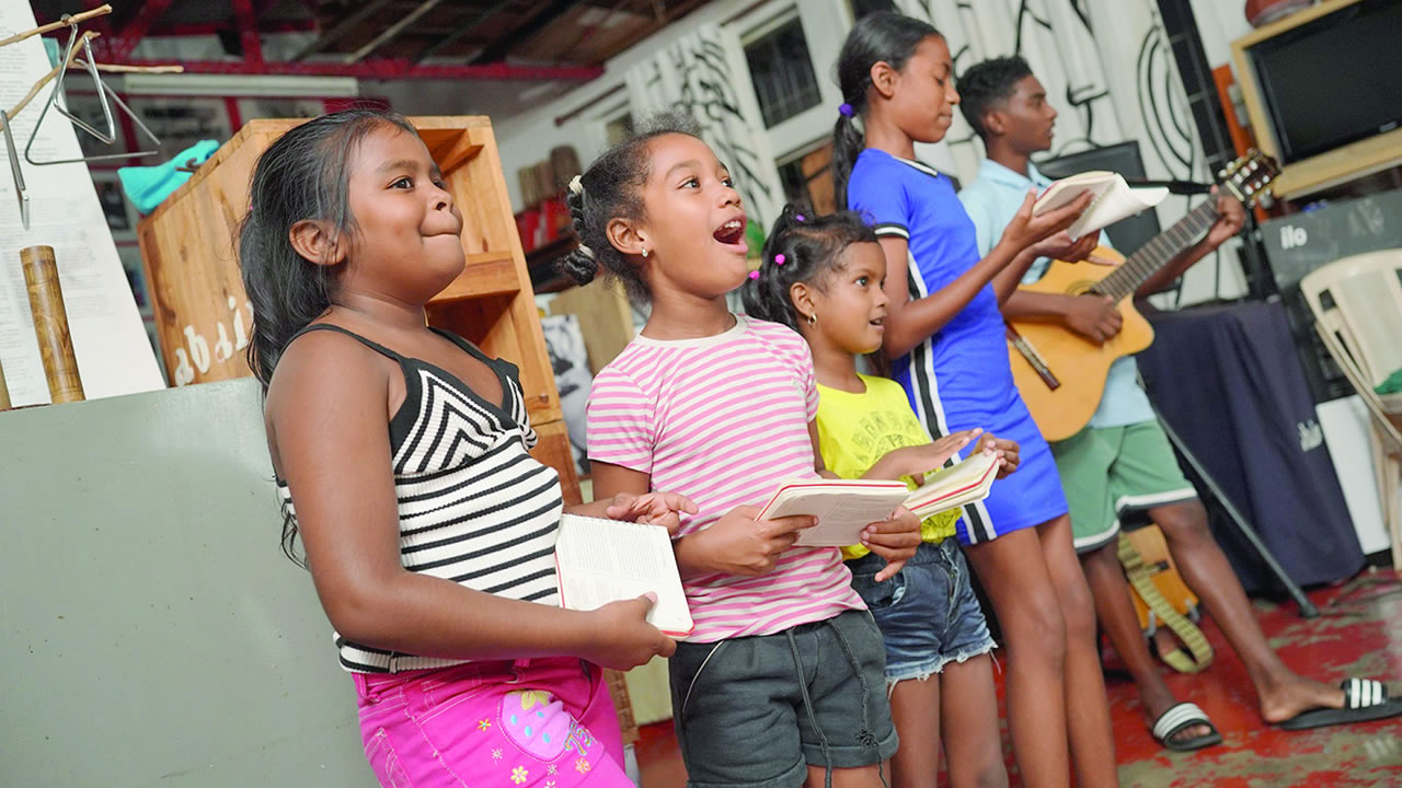 Abaim estime que les enfants ont une riche connaissance gravée dans leurs gênes.