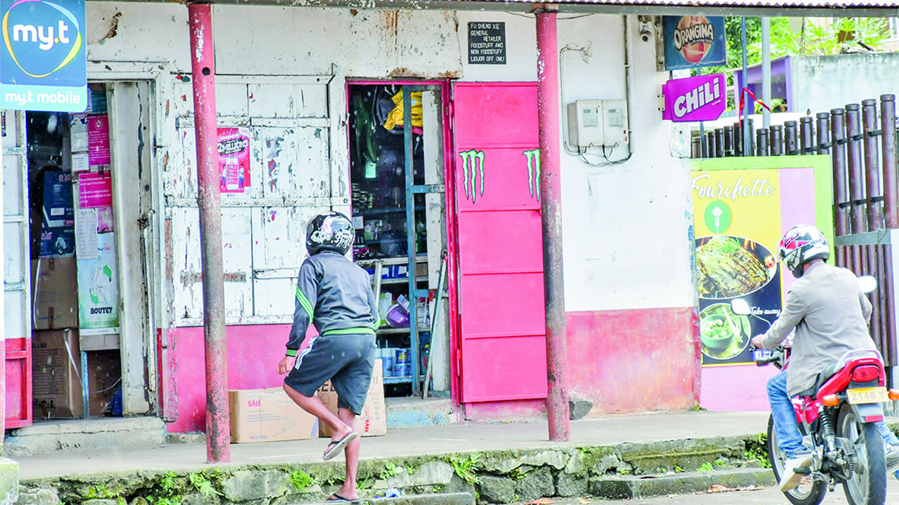 Cette vieille boutique, qui fait la fierté du quartier, se dresse contre la pluie et le soleil en gardant sa simplicité.