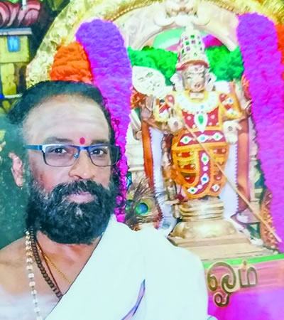 Sri Govindarajen Payaniandy Gurukal officie au Sri Vakrakaliamman Thirukovil à Quatre-Bornes.