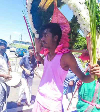 Shivessen Appadoo porte le cavadee depuis qu’il a 12 ans.