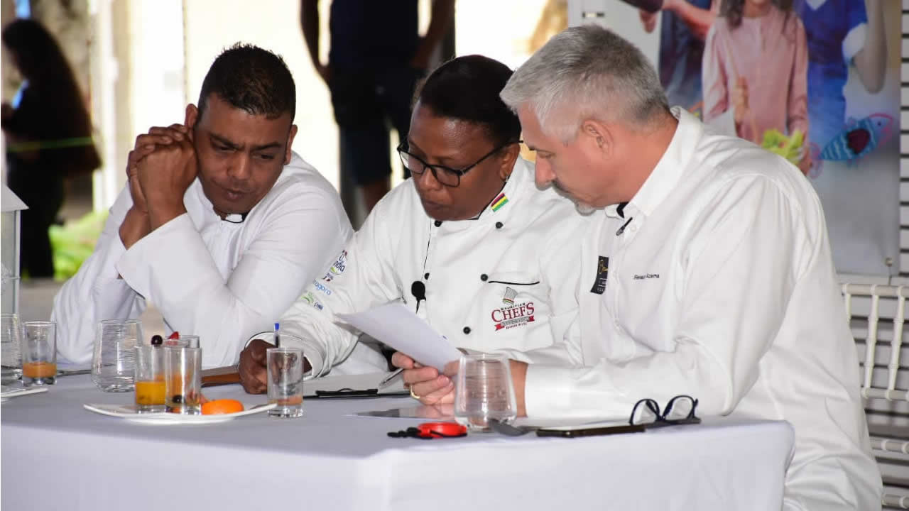 Chef Thierry St Mart, Chef Angélique Armoorgum  et Renaud Azema ont composé le jury.