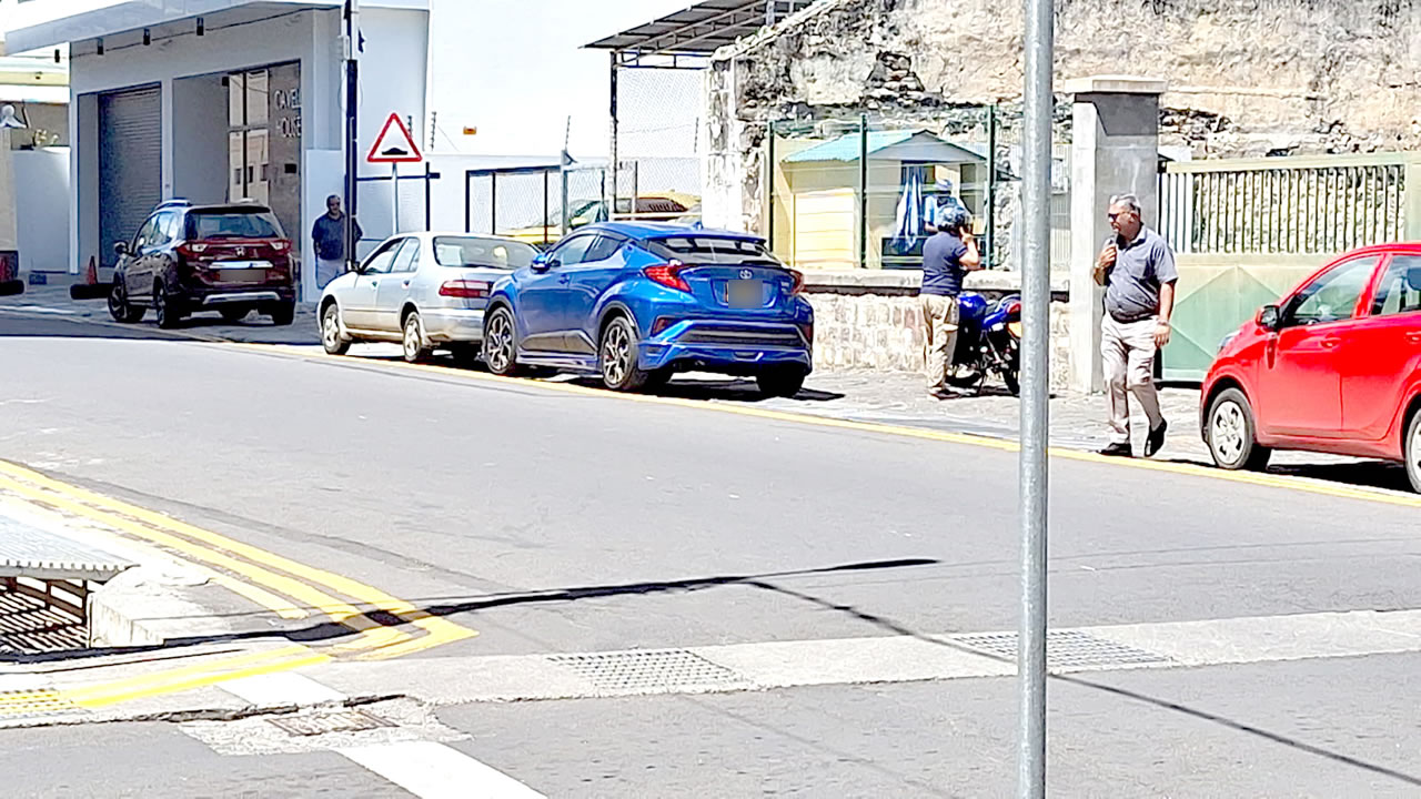 Le stationnement illégal en face de la Cour suprême est monnaie courante, impliquant parfois des policiers eux-mêmes.