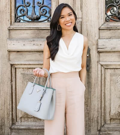 La chemise blanche et les tons nude seront de sortie.